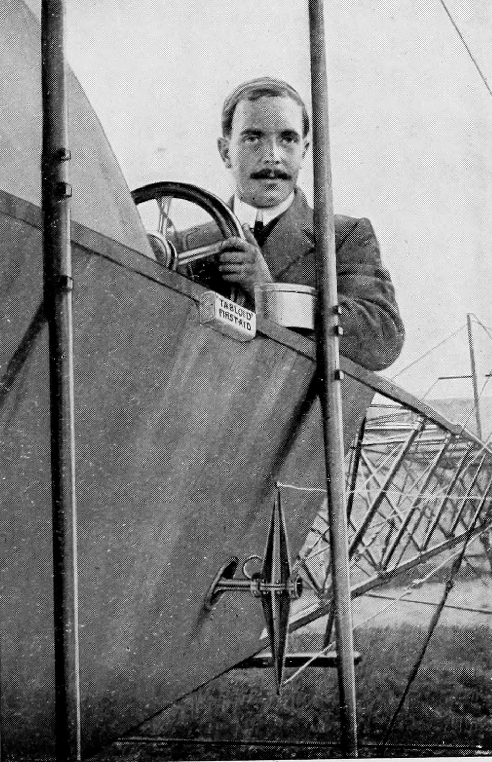 Howard_Pixton_in_an_Avro_biplane